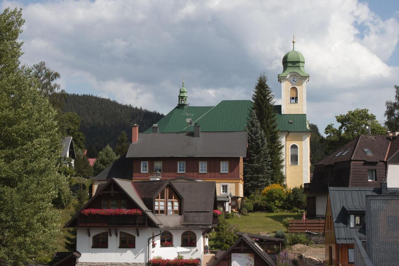 Enjoyharrachov - Atraktivni Klidny Klimatizovany Apartman 20 V Centru Harrachova S Parkovanim, Wifi-Wlan, Sat, Herni Konzoli, Ipad, Netflix Zdarma, Moznosti Dobijeni Auta, Vyhledem Do Zahrady A Na Romanticky Kostelik Bagian luar foto