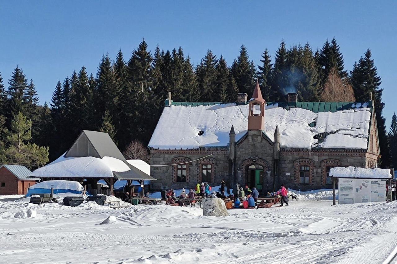 Enjoyharrachov - Atraktivni Klidny Klimatizovany Apartman 20 V Centru Harrachova S Parkovanim, Wifi-Wlan, Sat, Herni Konzoli, Ipad, Netflix Zdarma, Moznosti Dobijeni Auta, Vyhledem Do Zahrady A Na Romanticky Kostelik Bagian luar foto