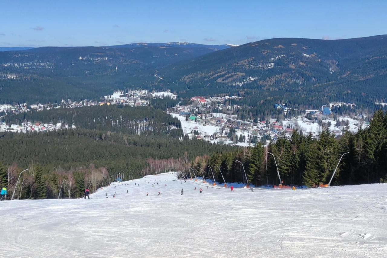 Enjoyharrachov - Atraktivni Klidny Klimatizovany Apartman 20 V Centru Harrachova S Parkovanim, Wifi-Wlan, Sat, Herni Konzoli, Ipad, Netflix Zdarma, Moznosti Dobijeni Auta, Vyhledem Do Zahrady A Na Romanticky Kostelik Bagian luar foto