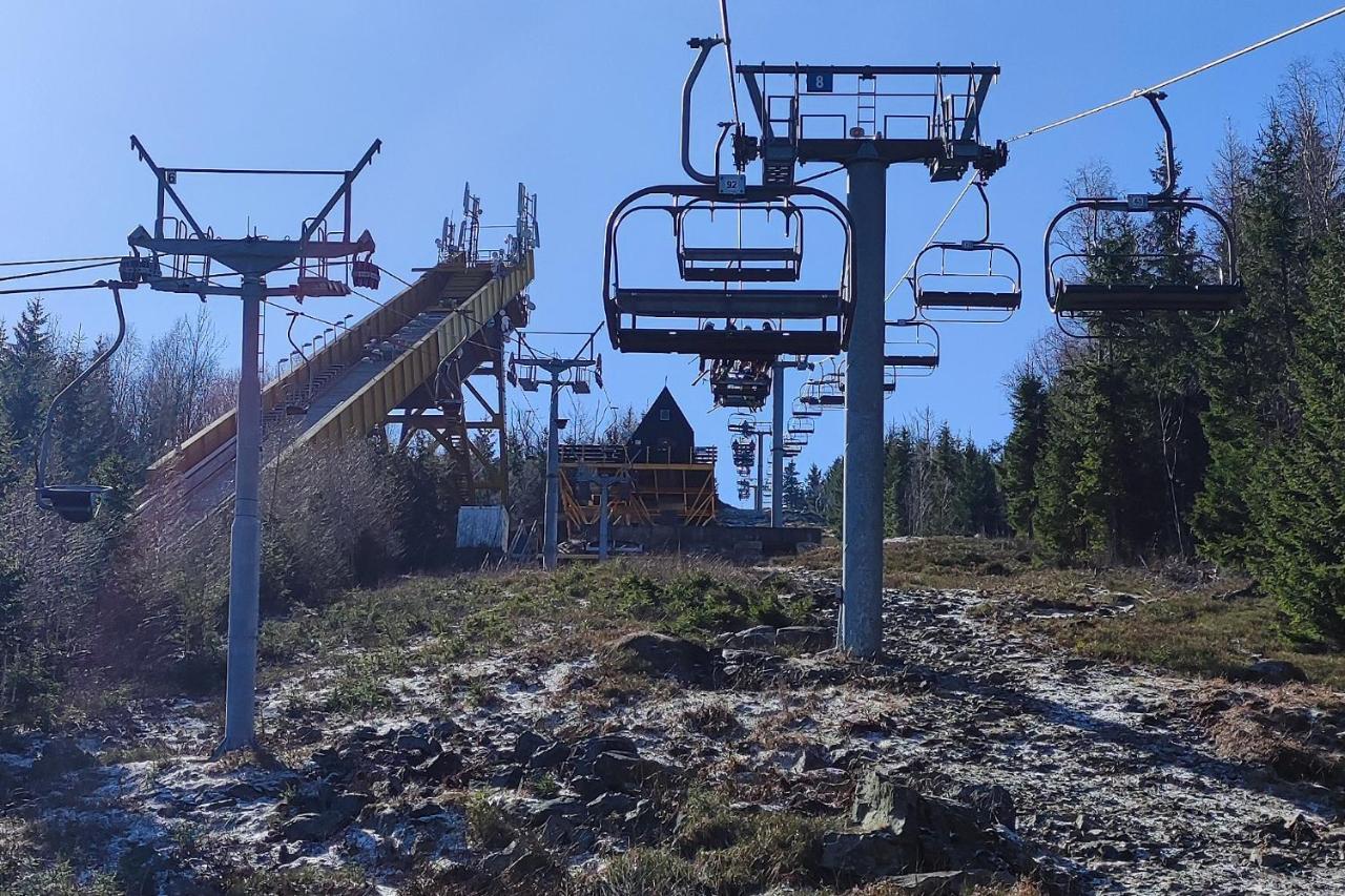 Enjoyharrachov - Atraktivni Klidny Klimatizovany Apartman 20 V Centru Harrachova S Parkovanim, Wifi-Wlan, Sat, Herni Konzoli, Ipad, Netflix Zdarma, Moznosti Dobijeni Auta, Vyhledem Do Zahrady A Na Romanticky Kostelik Bagian luar foto