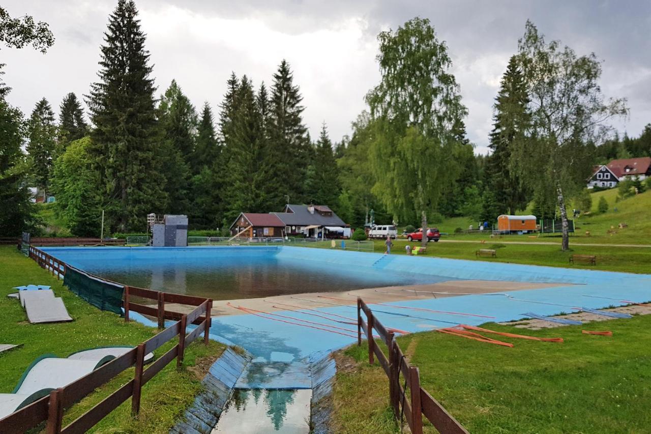 Enjoyharrachov - Atraktivni Klidny Klimatizovany Apartman 20 V Centru Harrachova S Parkovanim, Wifi-Wlan, Sat, Herni Konzoli, Ipad, Netflix Zdarma, Moznosti Dobijeni Auta, Vyhledem Do Zahrady A Na Romanticky Kostelik Bagian luar foto