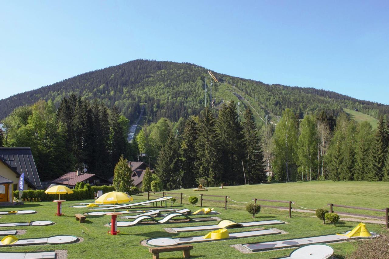 Enjoyharrachov - Atraktivni Klidny Klimatizovany Apartman 20 V Centru Harrachova S Parkovanim, Wifi-Wlan, Sat, Herni Konzoli, Ipad, Netflix Zdarma, Moznosti Dobijeni Auta, Vyhledem Do Zahrady A Na Romanticky Kostelik Bagian luar foto