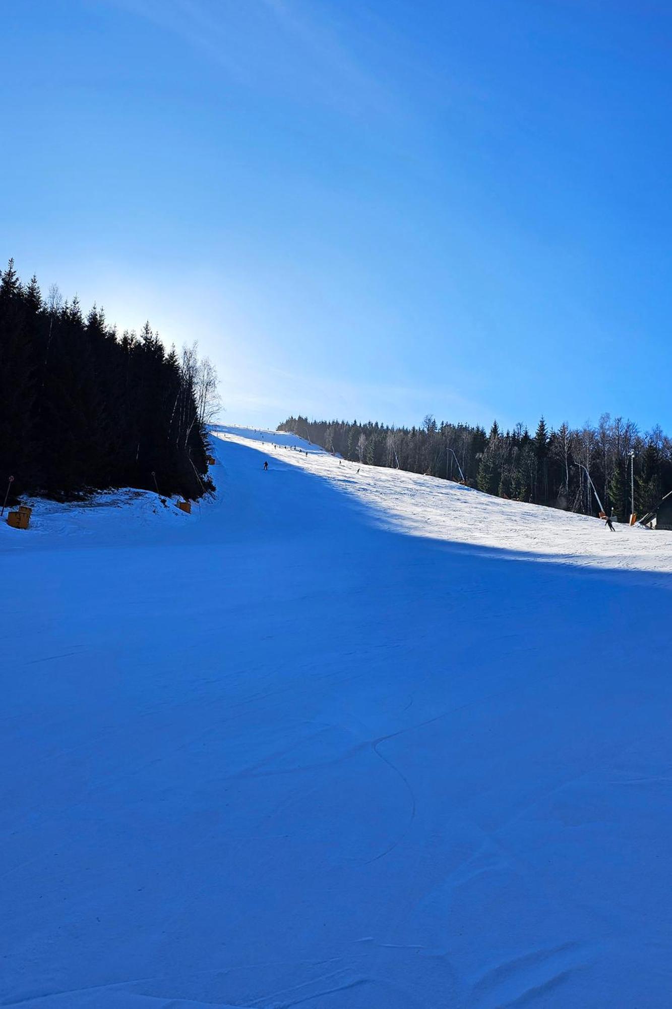 Enjoyharrachov - Atraktivni Klidny Klimatizovany Apartman 20 V Centru Harrachova S Parkovanim, Wifi-Wlan, Sat, Herni Konzoli, Ipad, Netflix Zdarma, Moznosti Dobijeni Auta, Vyhledem Do Zahrady A Na Romanticky Kostelik Bagian luar foto