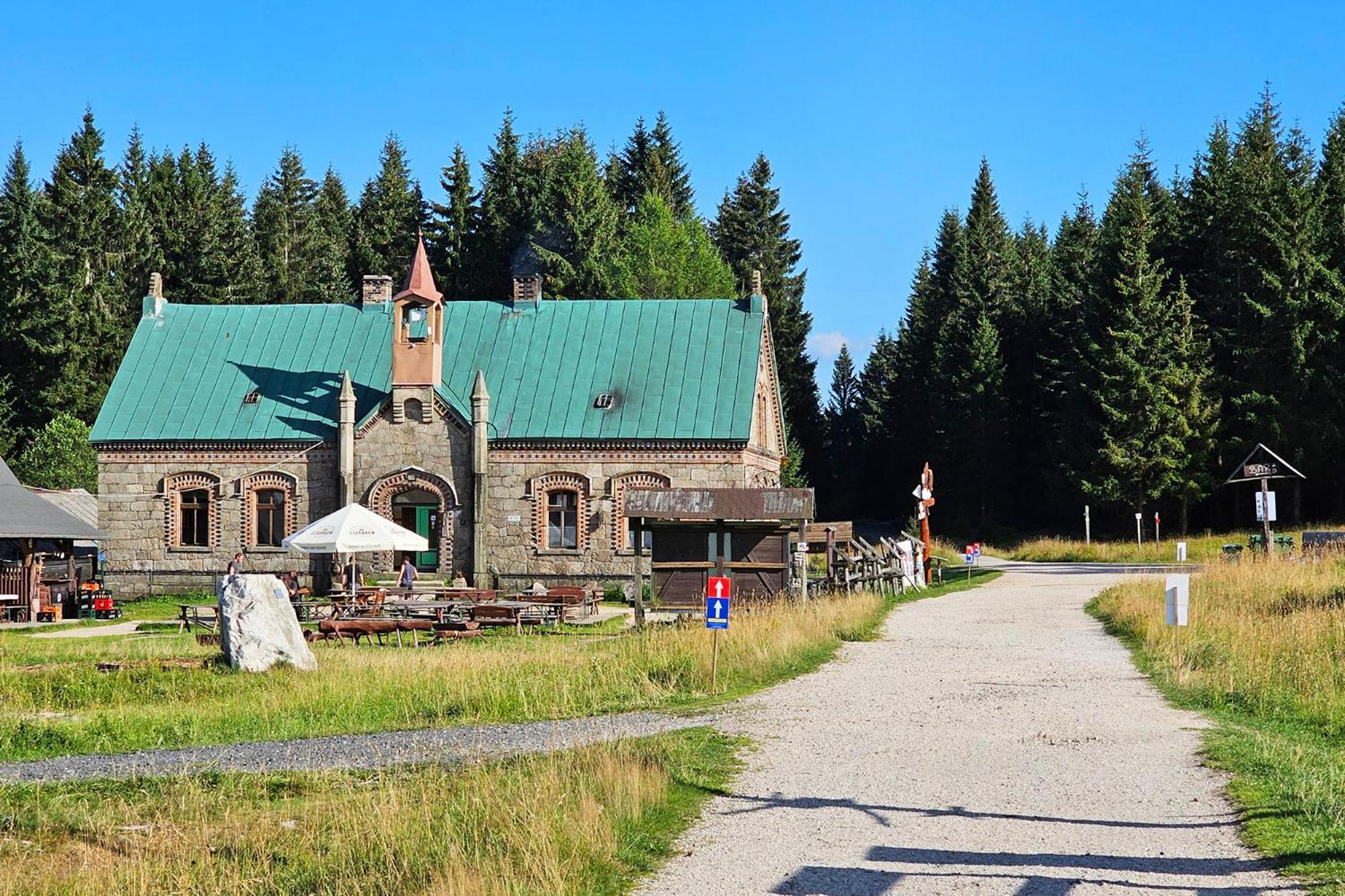 Enjoyharrachov - Atraktivni Klidny Klimatizovany Apartman 20 V Centru Harrachova S Parkovanim, Wifi-Wlan, Sat, Herni Konzoli, Ipad, Netflix Zdarma, Moznosti Dobijeni Auta, Vyhledem Do Zahrady A Na Romanticky Kostelik Bagian luar foto