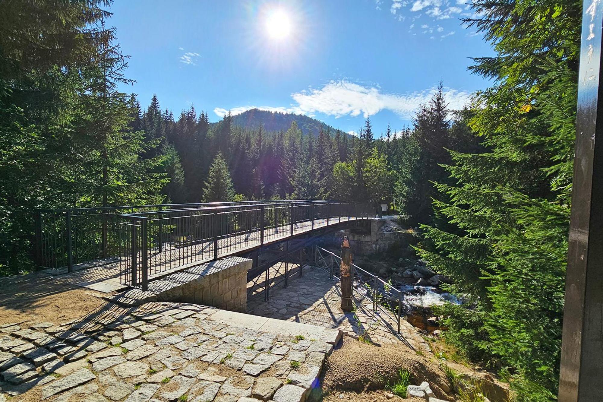 Enjoyharrachov - Atraktivni Klidny Klimatizovany Apartman 20 V Centru Harrachova S Parkovanim, Wifi-Wlan, Sat, Herni Konzoli, Ipad, Netflix Zdarma, Moznosti Dobijeni Auta, Vyhledem Do Zahrady A Na Romanticky Kostelik Bagian luar foto