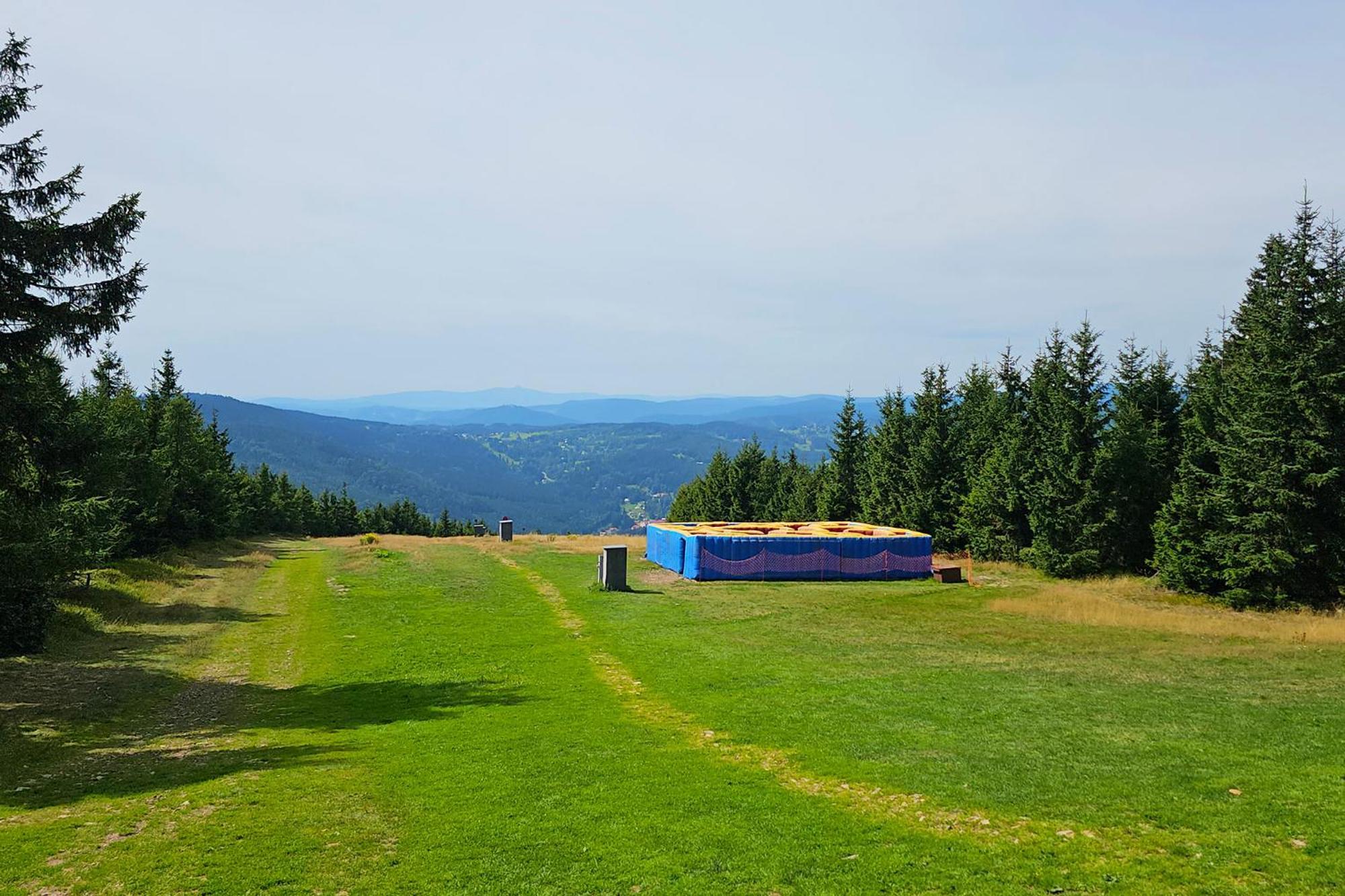 Enjoyharrachov - Atraktivni Klidny Klimatizovany Apartman 20 V Centru Harrachova S Parkovanim, Wifi-Wlan, Sat, Herni Konzoli, Ipad, Netflix Zdarma, Moznosti Dobijeni Auta, Vyhledem Do Zahrady A Na Romanticky Kostelik Bagian luar foto