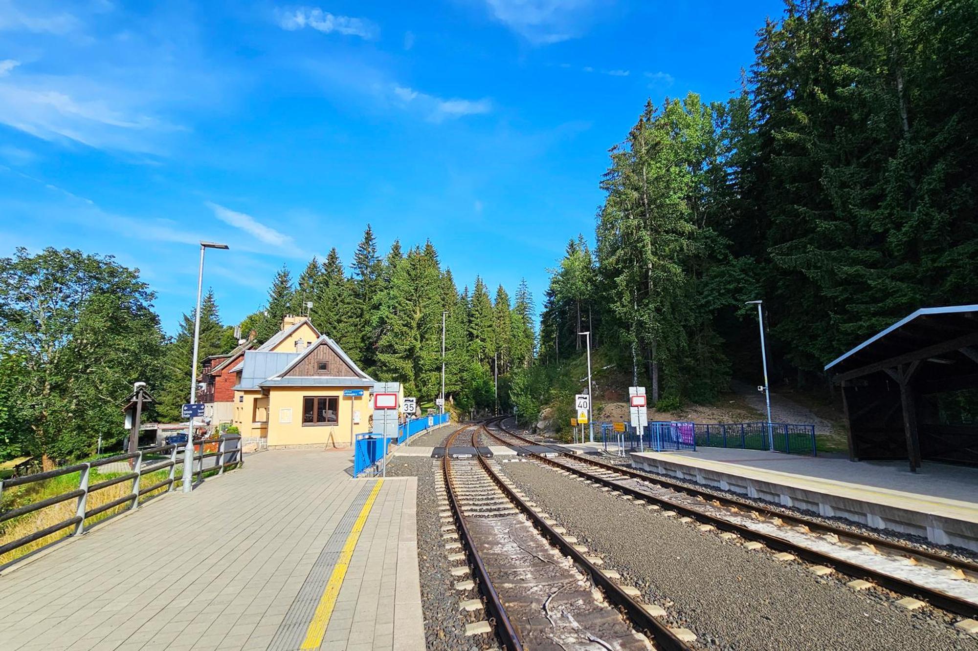 Enjoyharrachov - Atraktivni Klidny Klimatizovany Apartman 20 V Centru Harrachova S Parkovanim, Wifi-Wlan, Sat, Herni Konzoli, Ipad, Netflix Zdarma, Moznosti Dobijeni Auta, Vyhledem Do Zahrady A Na Romanticky Kostelik Bagian luar foto