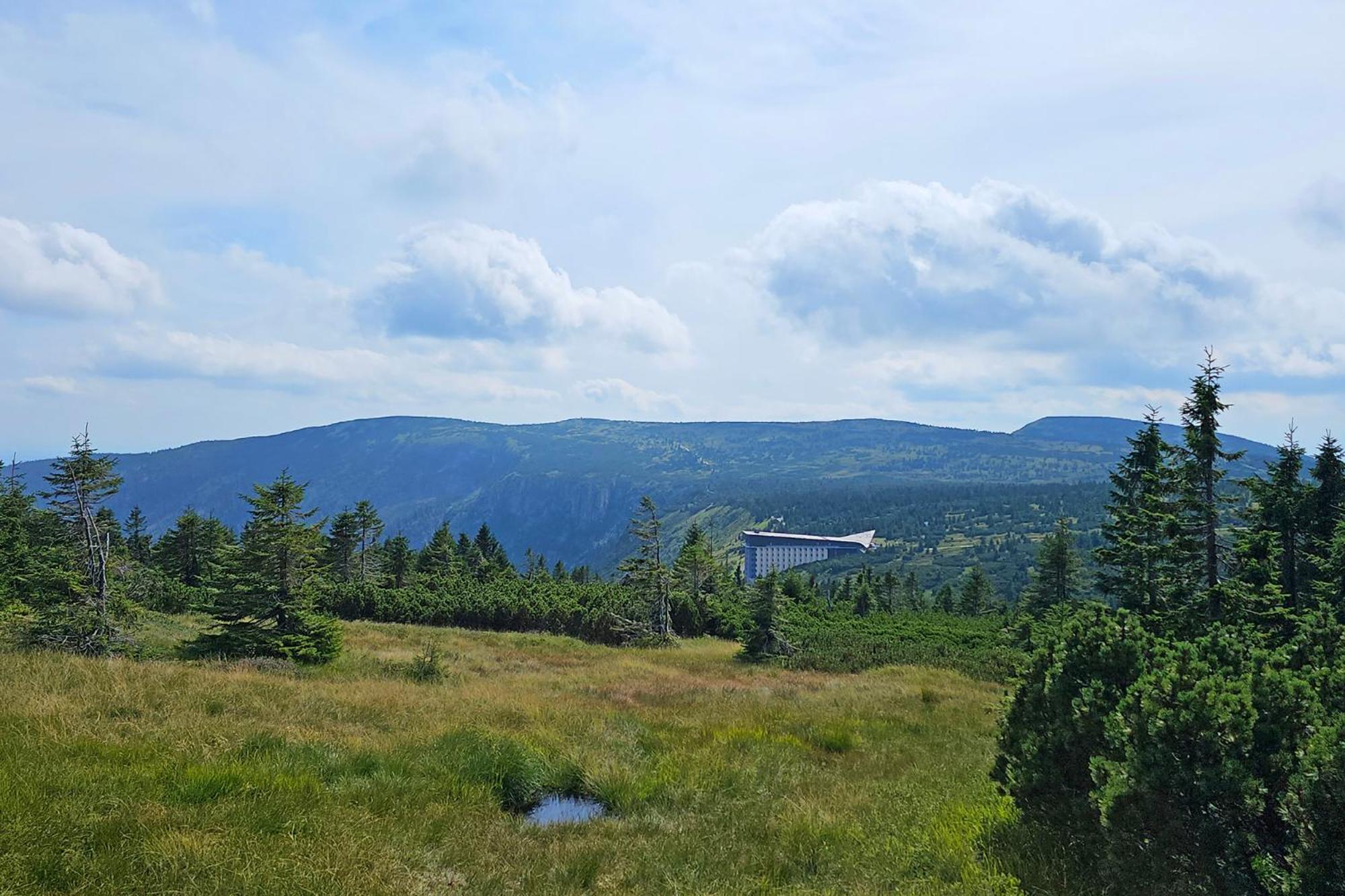 Enjoyharrachov - Atraktivni Klidny Klimatizovany Apartman 20 V Centru Harrachova S Parkovanim, Wifi-Wlan, Sat, Herni Konzoli, Ipad, Netflix Zdarma, Moznosti Dobijeni Auta, Vyhledem Do Zahrady A Na Romanticky Kostelik Bagian luar foto