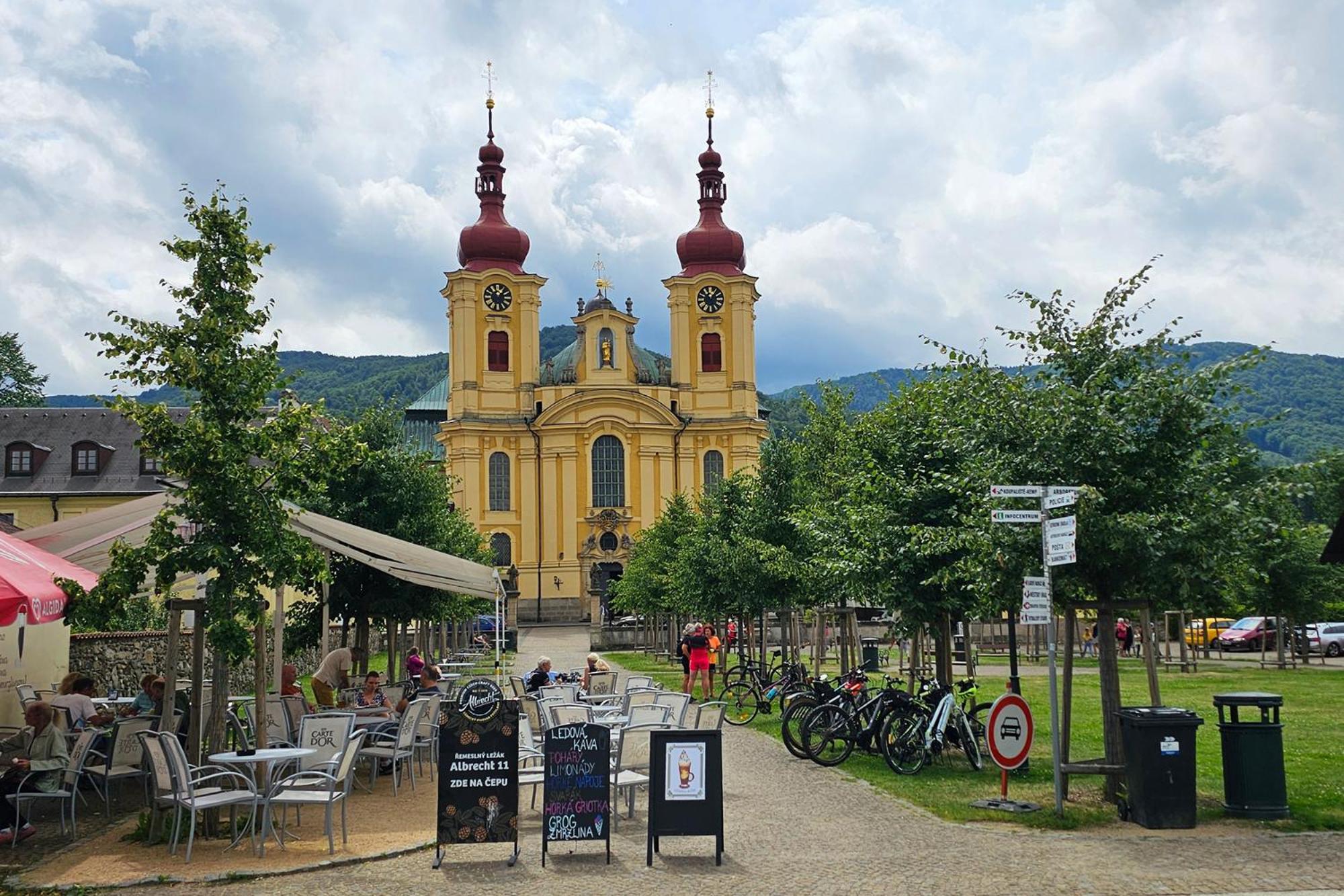Enjoyharrachov - Atraktivni Klidny Klimatizovany Apartman 20 V Centru Harrachova S Parkovanim, Wifi-Wlan, Sat, Herni Konzoli, Ipad, Netflix Zdarma, Moznosti Dobijeni Auta, Vyhledem Do Zahrady A Na Romanticky Kostelik Bagian luar foto