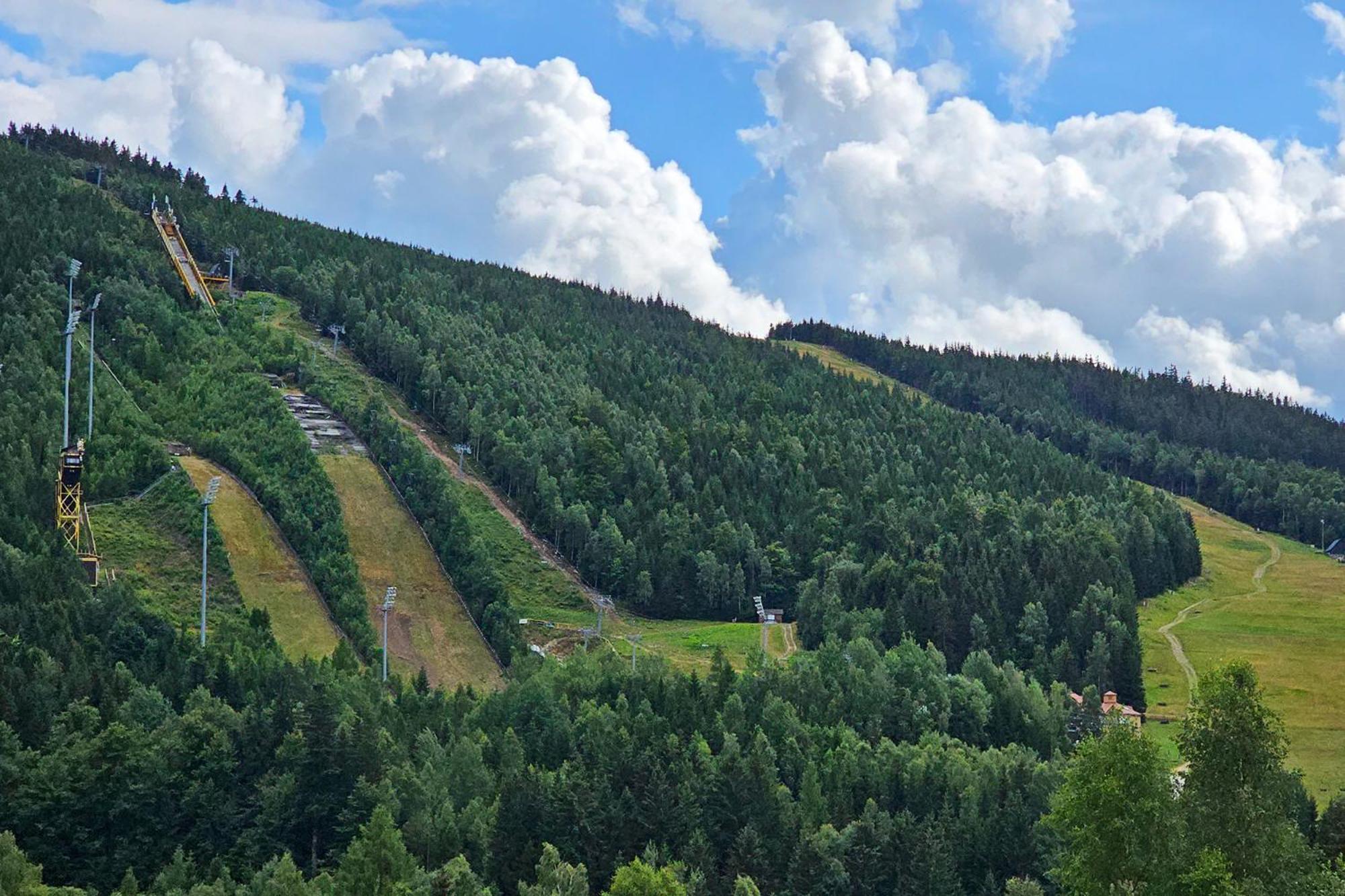 Enjoyharrachov - Atraktivni Klidny Klimatizovany Apartman 20 V Centru Harrachova S Parkovanim, Wifi-Wlan, Sat, Herni Konzoli, Ipad, Netflix Zdarma, Moznosti Dobijeni Auta, Vyhledem Do Zahrady A Na Romanticky Kostelik Bagian luar foto