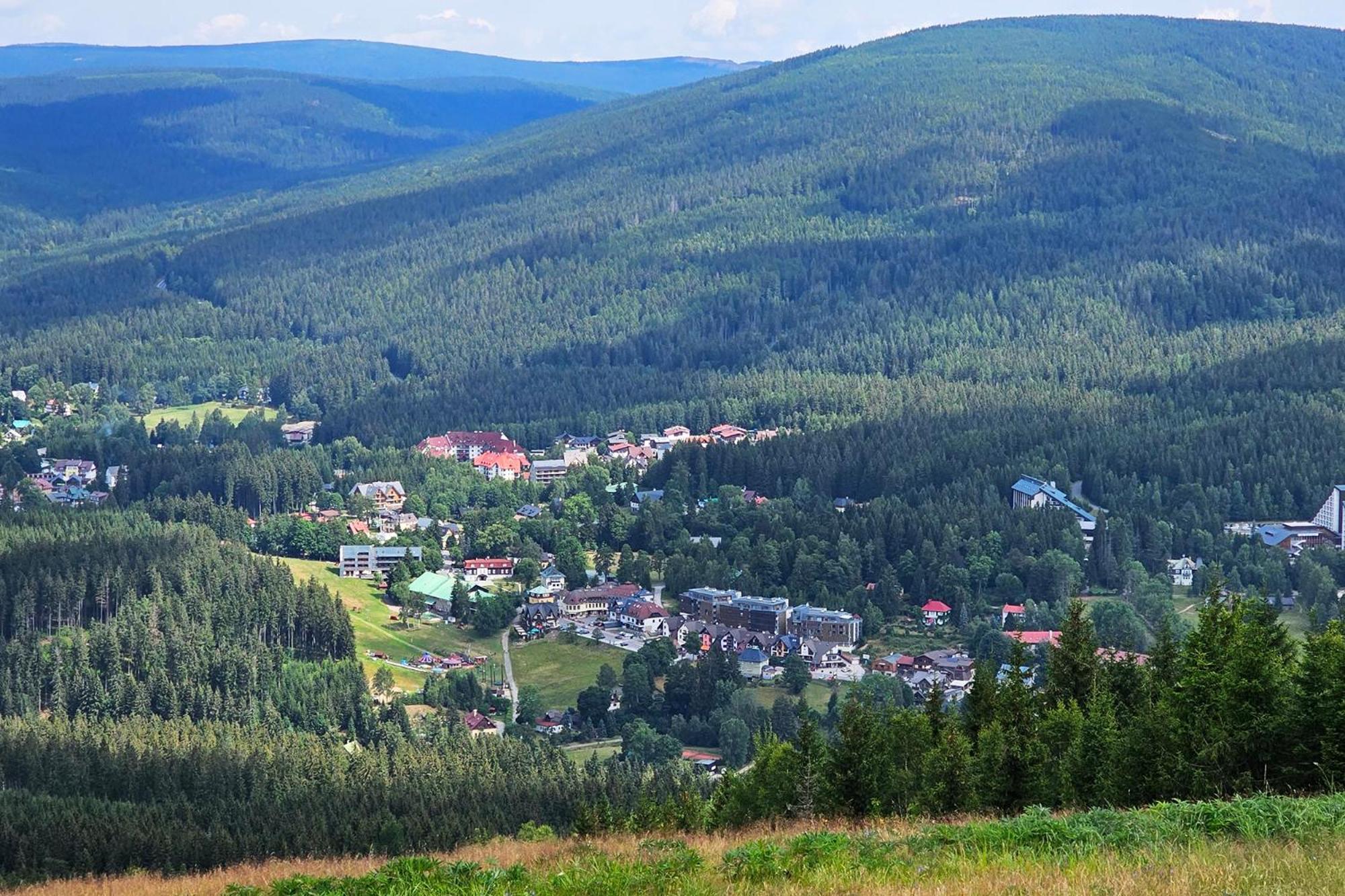 Enjoyharrachov - Atraktivni Klidny Klimatizovany Apartman 20 V Centru Harrachova S Parkovanim, Wifi-Wlan, Sat, Herni Konzoli, Ipad, Netflix Zdarma, Moznosti Dobijeni Auta, Vyhledem Do Zahrady A Na Romanticky Kostelik Bagian luar foto