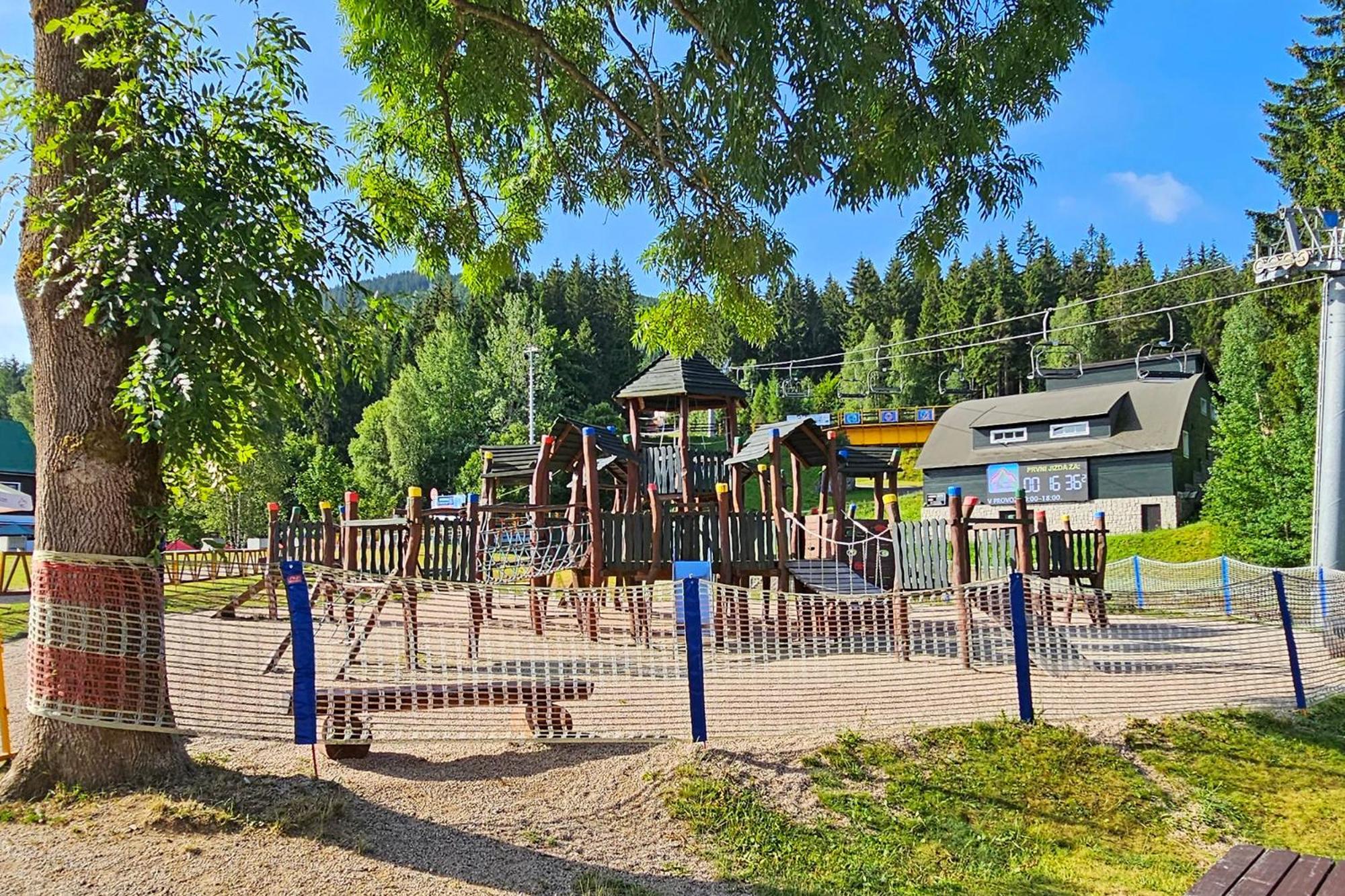 Enjoyharrachov - Atraktivni Klidny Klimatizovany Apartman 20 V Centru Harrachova S Parkovanim, Wifi-Wlan, Sat, Herni Konzoli, Ipad, Netflix Zdarma, Moznosti Dobijeni Auta, Vyhledem Do Zahrady A Na Romanticky Kostelik Bagian luar foto