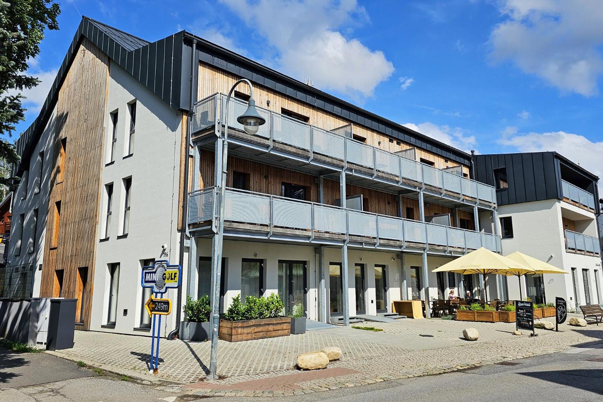 Enjoyharrachov - Atraktivni Klidny Klimatizovany Apartman 20 V Centru Harrachova S Parkovanim, Wifi-Wlan, Sat, Herni Konzoli, Ipad, Netflix Zdarma, Moznosti Dobijeni Auta, Vyhledem Do Zahrady A Na Romanticky Kostelik Bagian luar foto