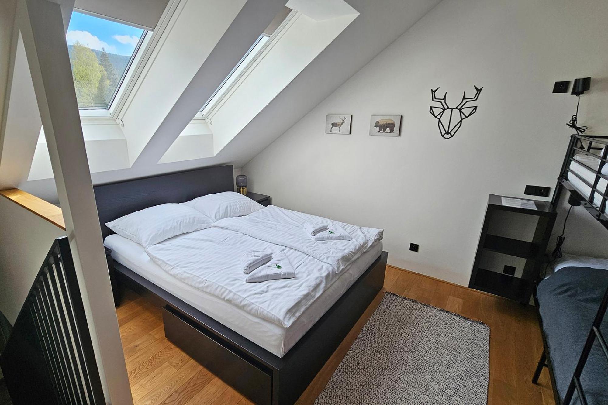 Enjoyharrachov - Atraktivni Klidny Klimatizovany Apartman 20 V Centru Harrachova S Parkovanim, Wifi-Wlan, Sat, Herni Konzoli, Ipad, Netflix Zdarma, Moznosti Dobijeni Auta, Vyhledem Do Zahrady A Na Romanticky Kostelik Bagian luar foto
