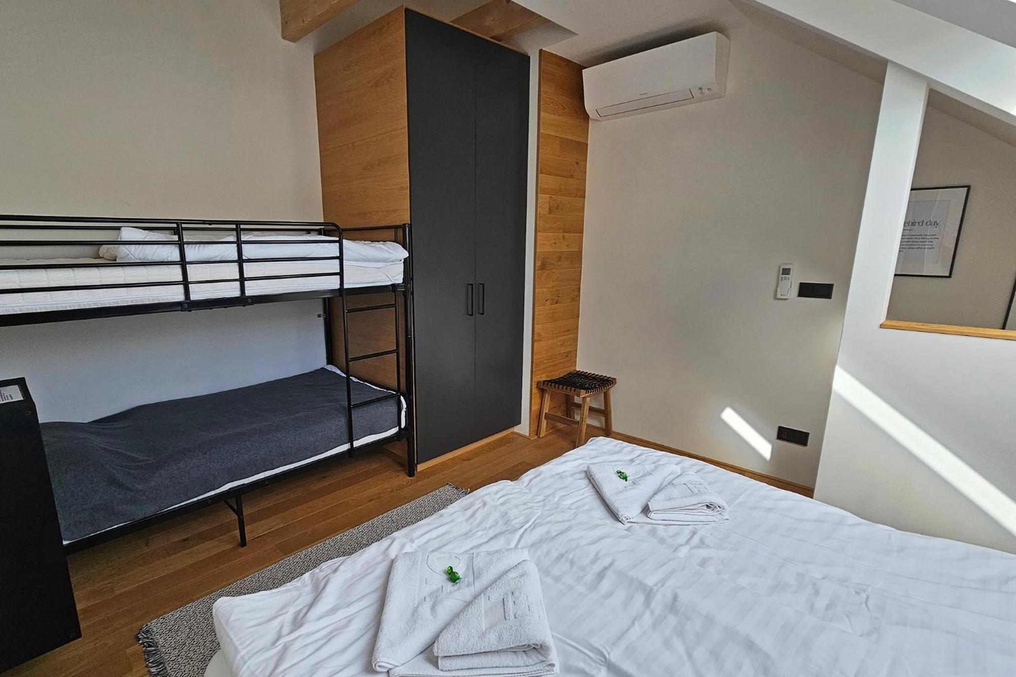 Enjoyharrachov - Atraktivni Klidny Klimatizovany Apartman 20 V Centru Harrachova S Parkovanim, Wifi-Wlan, Sat, Herni Konzoli, Ipad, Netflix Zdarma, Moznosti Dobijeni Auta, Vyhledem Do Zahrady A Na Romanticky Kostelik Bagian luar foto